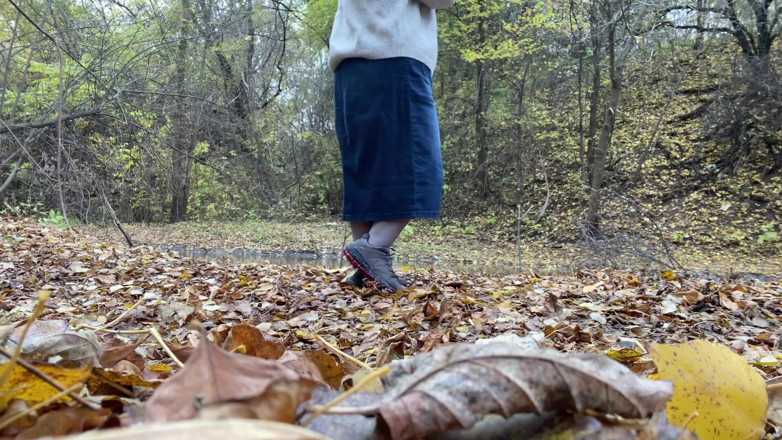 Elena: MiLF formosa in gonna lunga fa pipì nel parco autunnale.