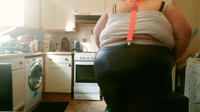 SSBBWLadyBrads: 섹시한 쪼이는 옷을 입은 SSBBW 비 부엌 플레이 2부