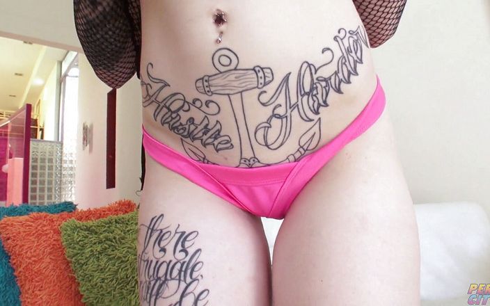 Perv City: Puta tatuada Chloe Carter solo masturbación