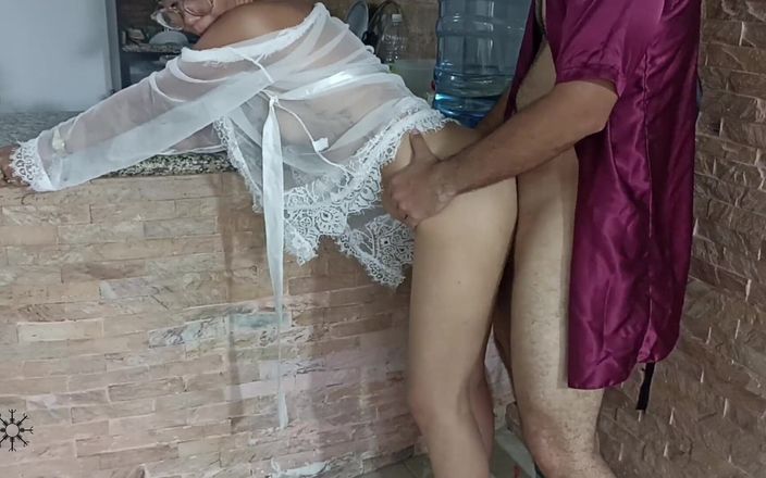 Amateur couple hot70: Ngentot ibu tiri sahabatku sendirian di rumah, kok aku mesum...