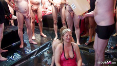 Full porn collection: Perverzní čůrací bukkake párty s velkými prsy Natálie a mnoha muži