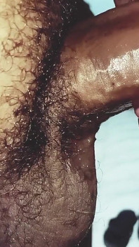 MILF kecil molek menjanjikan blowjob terbaik, dan dia dihantar.
