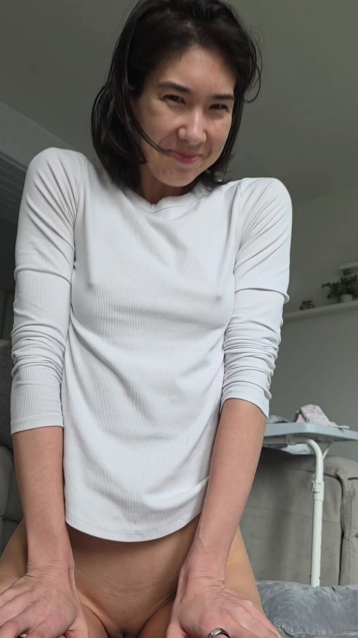 Ms_Emmy_Lynn: Roztomilá Asiatka v ranním oblečení Bez podprsenky, bílé tričko legíny...