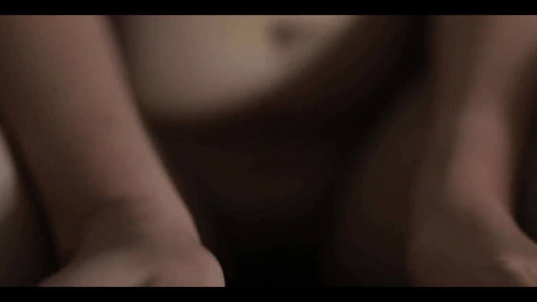 deafheaven666: Una ragazza indonesiana super liscia che indossa lingerie di raso...
