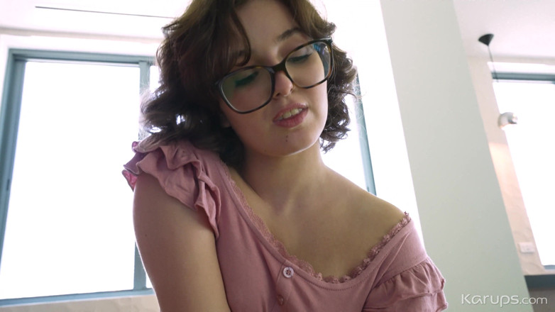 Karups POV: Calda ragazza nerd si prende una pausa dai compiti con...