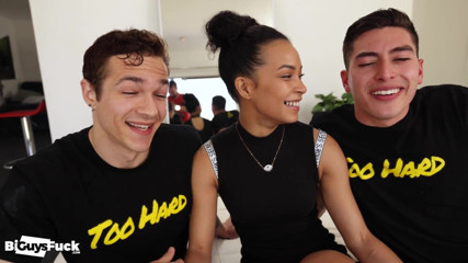 Bi Guys Fuck: Super hunk Kendrick memecahkan pantat ketat Jayden dengan zakar raksasanya...
