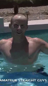 Ken ed giocano in piscina