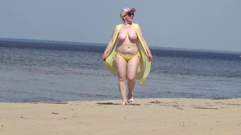RedRoseRus: Saftige Frau, Die Nackt Am Strand Läuft
