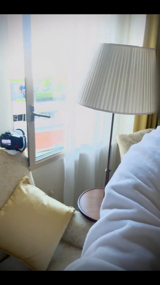 ScottyNaughty69: Acariciando en mi habitación de hotel con la ventana abierta!