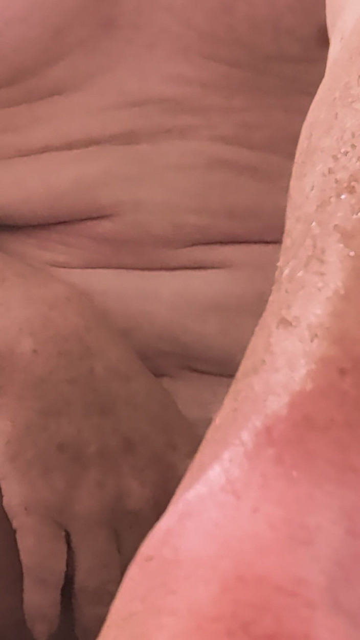 NikkiGee: A Quick Finger and Wank in the Shower!