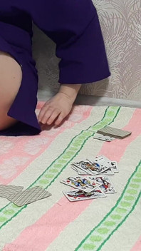 A Meia-irmã Estava Tão Levada Jogando Cartas Que Ela Acidentalmente Mostrou Sua Buceta.