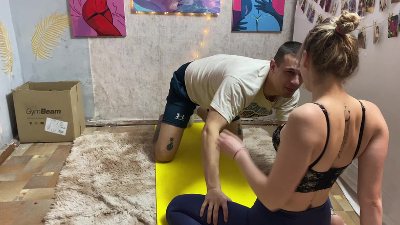 HotPrincessUA: 의붓여동생의 요가 중단: 마른 혹과 혼합 레슬링