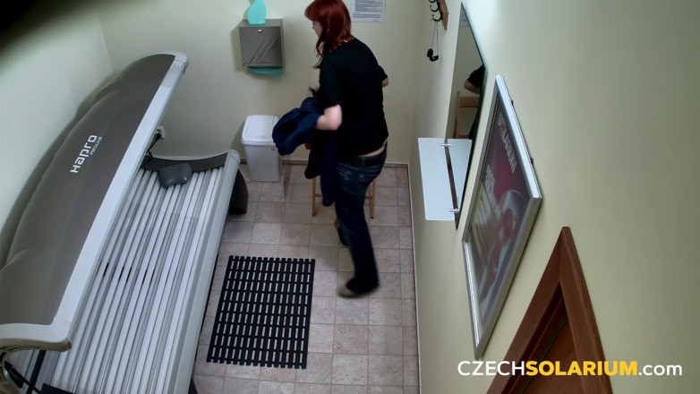 Czech Solarium: Чеський солярій 91: руда і цицькаста мамка роздягаються в солярії