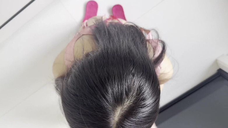 AsianHoneyAss: Asiática empregada em rosa t-back seduziu papai para foder na...