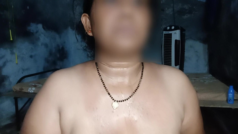 Veermati: Hete Bhabhi drinkt haar melk, stopt haar hand in haar...