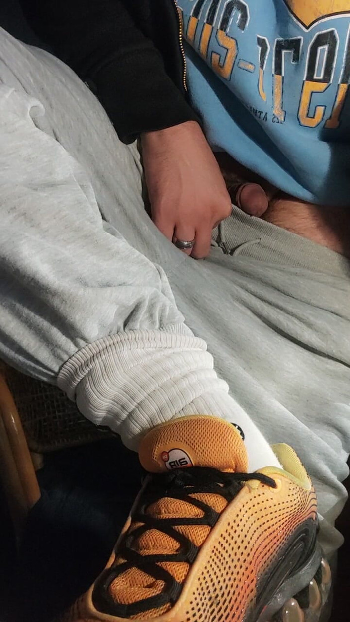 SmokedAlloy2: Dj-bro piss a hry se špinavé ponožky.... Zatloukejte na to!