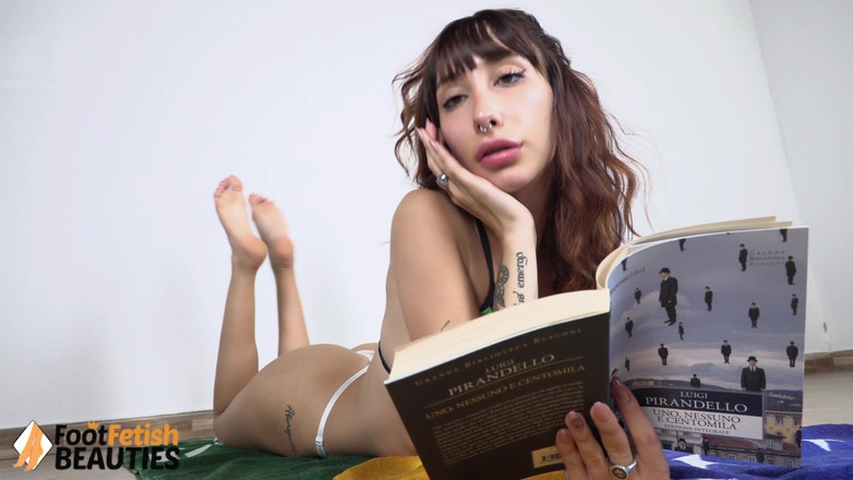Foot Fetish HD: Vynikající brunetka Babe Reine Vixen čte knihu, zatímco pózuje své svůdné...