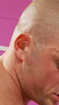 Nadržená blondýnka s Hotel_scene_2_big prsy v prádle má sex s velkým ptákem v hotelovém pokoji