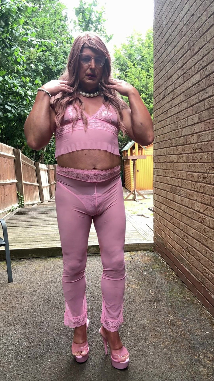 Kellycd2022: Sexy Crossdresser Kellycd2022 v růžovém oblečení a podpatcích