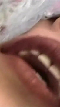 我的姐夫开始抚摸我的奶子，我拍摄了