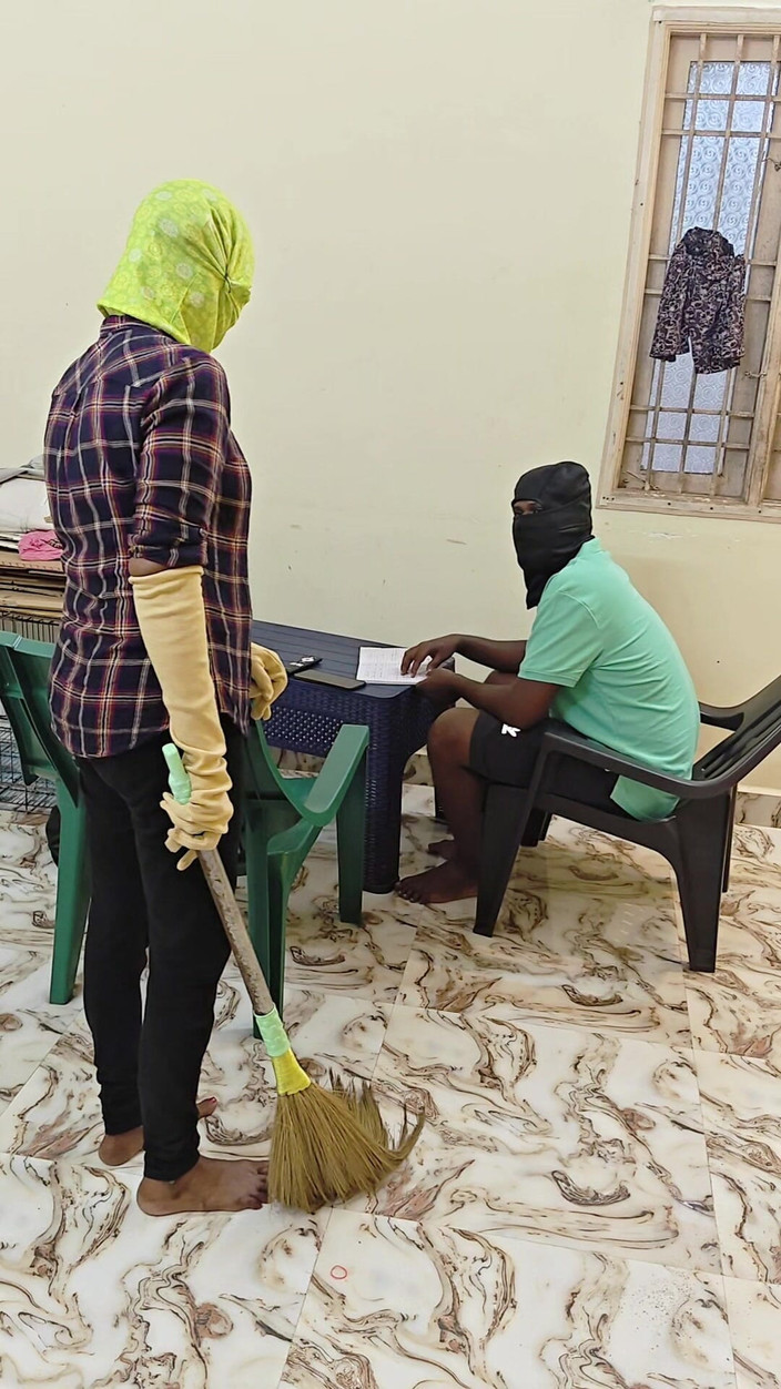 Thesana: Das zimmermädchen und der Besitzer