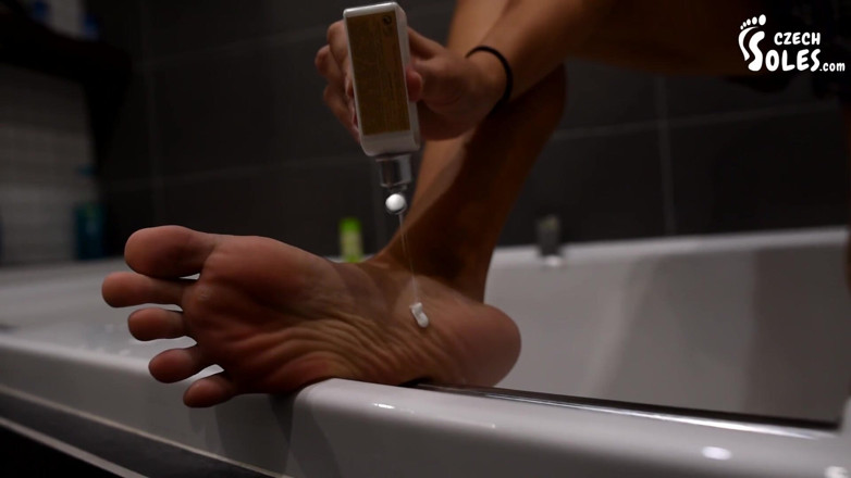 Czech Soles - foot fetish content: Дивлячись, як Меган зближується, коли вона миє свої сексуальні ноги