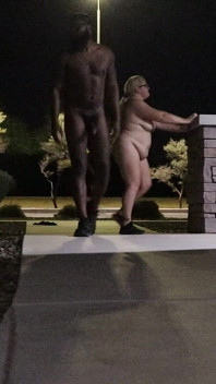 공공 장소에서 엉덩이를 벗기고 던지는 육덕 거유 마누라! 배드빌론디몬로