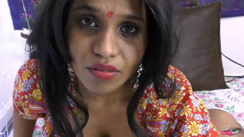 Sexy Lily: Bhabhi India miang Lily mengongkek dirinya dengan dildo hitam (Bahasa India)