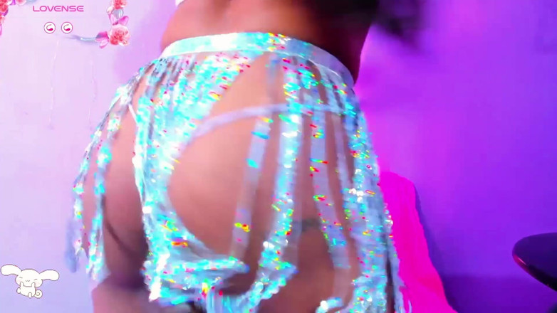 Brittany Gil: Kolumbijska kobieta porusza tyłkiem i masturbuje się