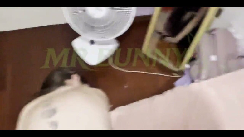 Mrbunny: 我在她的房间里用粉红色的阴户操了我的娇小朋友，射在她的肚子上，然后再次操了她，没有避孕套。