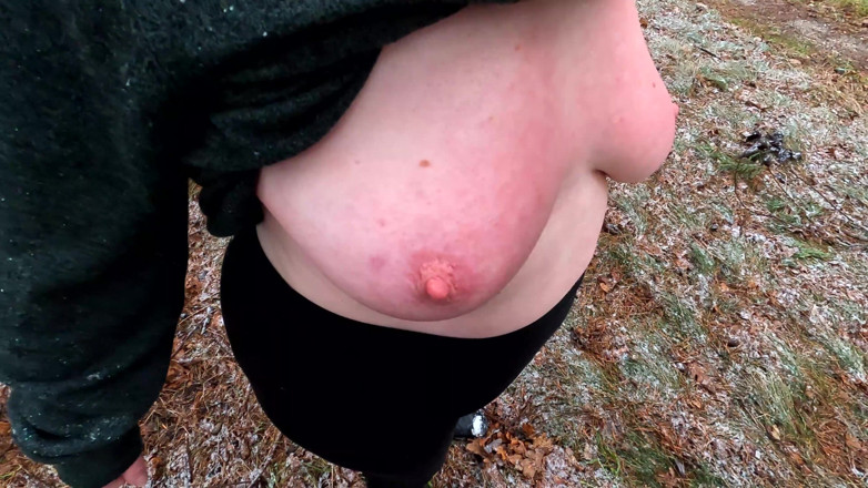 Bouncy Tits Action: Menampar teteknya semasa mendaki melalui salji
