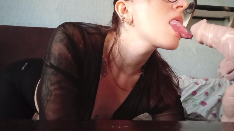 HellENXxOo: Suge țâțe alunecoase purtând picioare