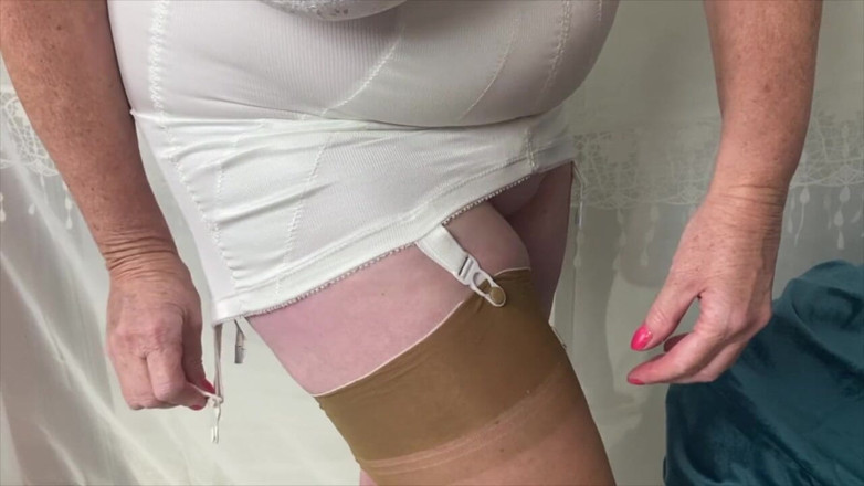Aunty Sandra vintage girdle queen: Tía Sandra vistiéndose para todos