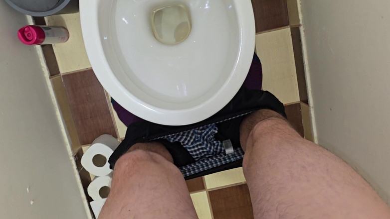 Alpha pee king: Faccio Pipì in Piedi Nel Bagno Subito Dopo Essere Tornata...