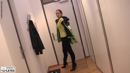 Fem Latex: Ragazza flessibile in lattice privato a casa