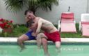 FRENCH AMATORS SEXTAPES: दो सेक्सी फ्रेंच जुड़वां दोस्त स्विमिंग पूल के पास बाहर चुदाई कर रही हैं