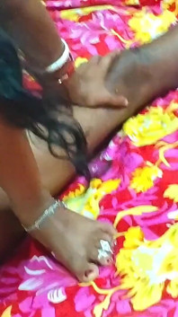 Un beau-père déshabille et baise sa belle-fille