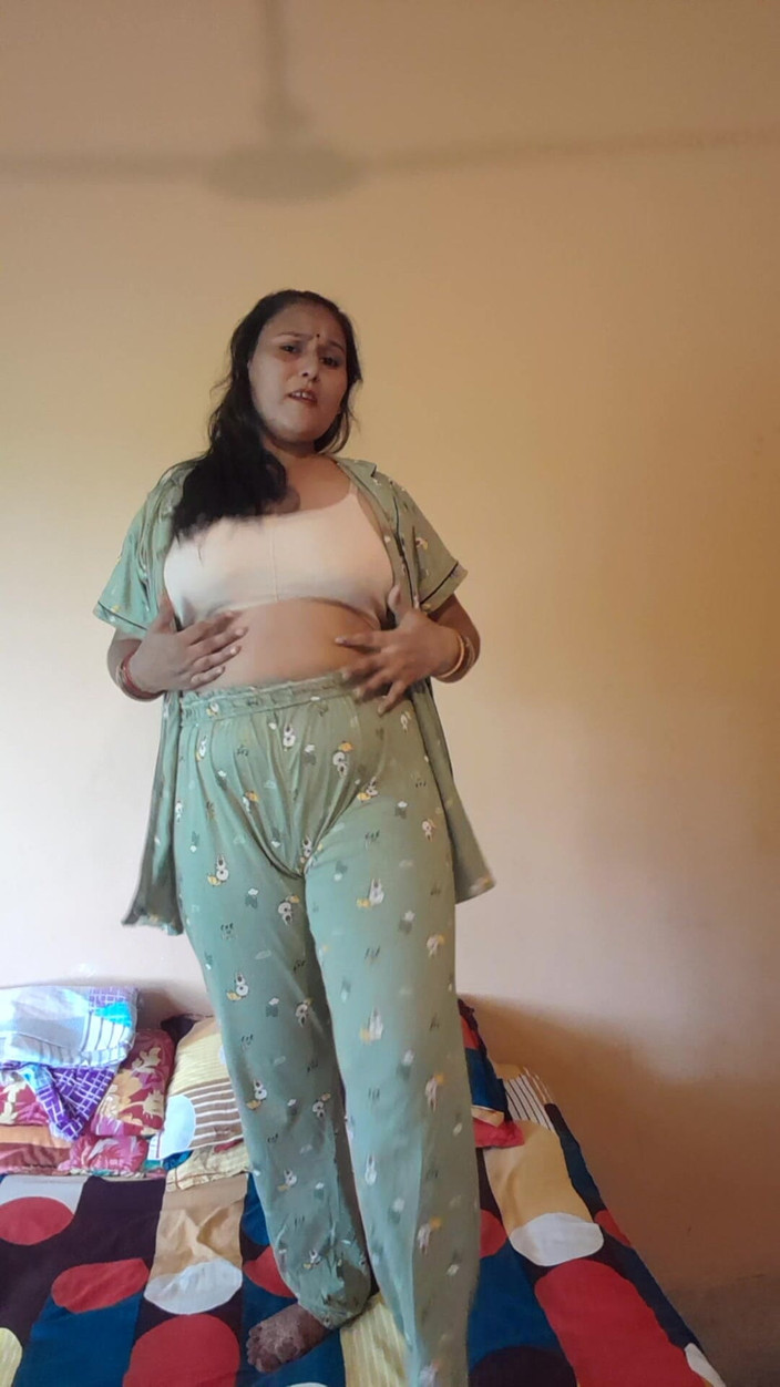 Puja555: デシの女の子がベッドの上で踊る