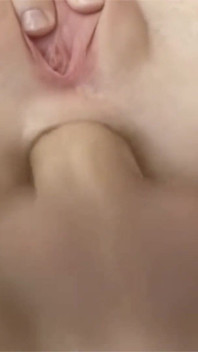 Une jolie blonde de 18 ans subit un sexe anal profond comme une salope professionnelle.