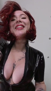 Eva Ray - domme siedząca twarzą