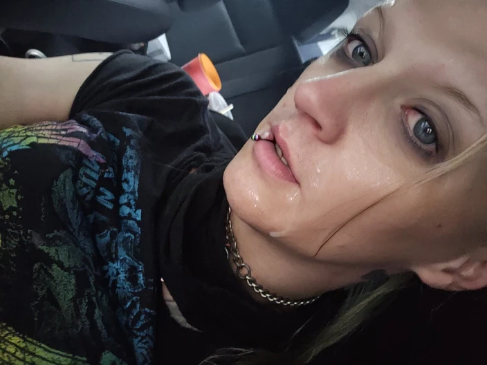Lynn Kaotik: Piccola ragazza trans ama la sborra