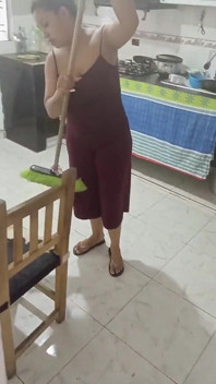 Keilimar limpa a casa enquanto seu namorado entediado tenta convencê-la a chupar seu pau, mas no final algo louco acontece