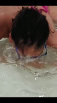 Unter wasser ficke ich meine muschi mit schaum