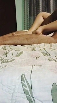 Cea mai bună prietenă face sex pentru prima dată cu iubitul ei.