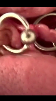 Aku lagi asik ngusap itilku dengan kuas rias dan orgasme intens - close up