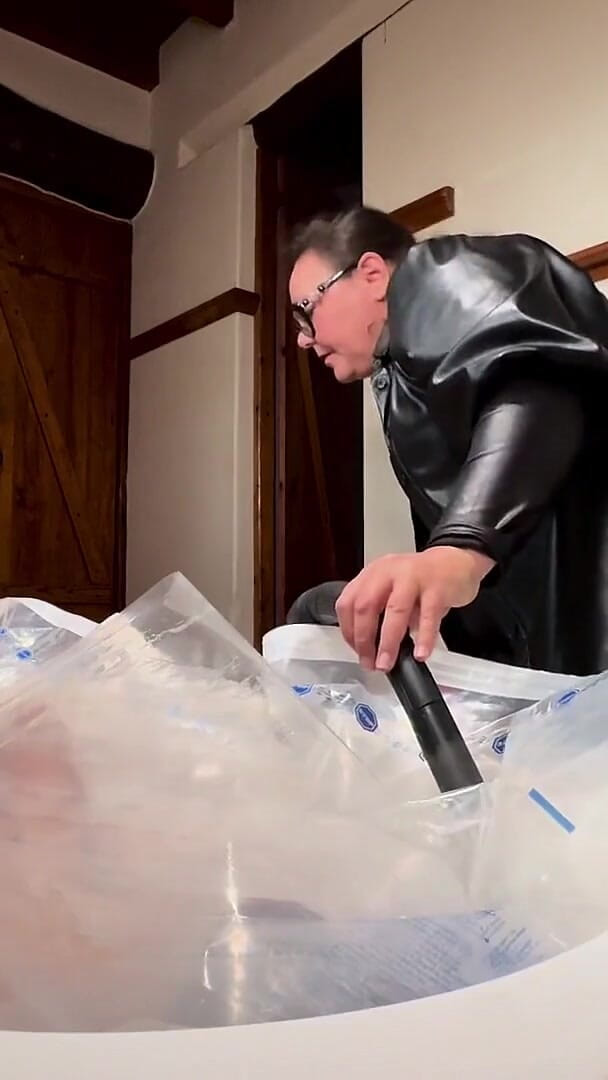 Mistress April: Rose Gets Vacuum Packed