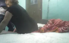 मेरी प्रेमिका मुझे चूसती है और हम बड़े बिस्तर पर कुत्ते शैली में चोदते हैं