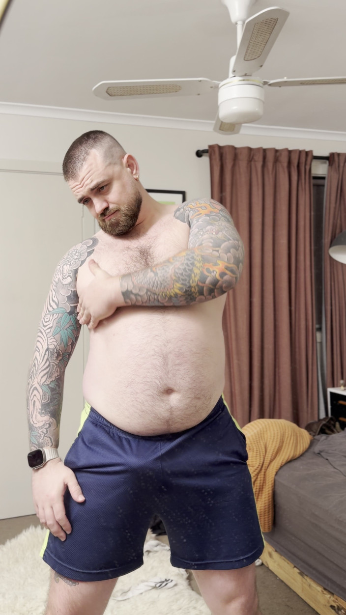 Keller Wolfe: ぽっちゃりベアがペニスとお腹で遊ぶ