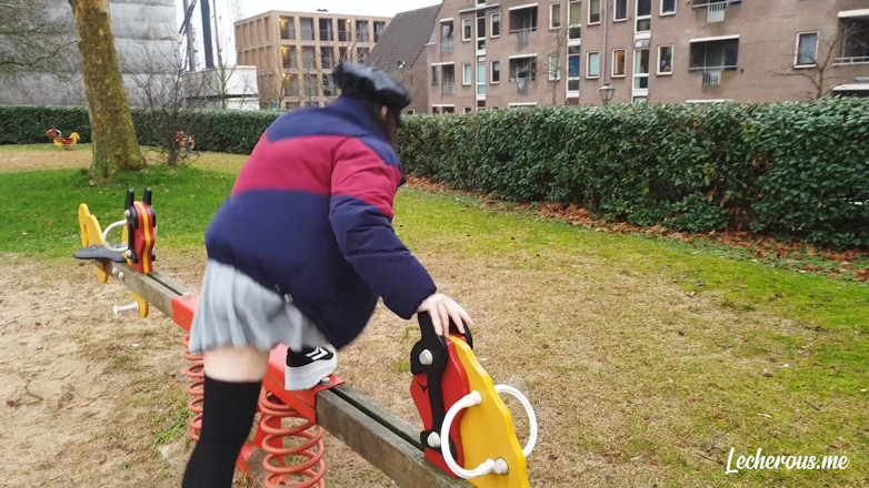 Lecherous: Clementine - se joacă în parc