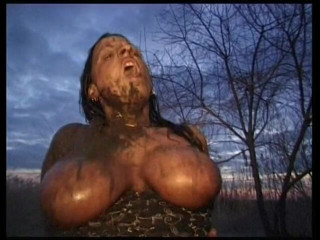 Horny Two really wet MILFs: Mollig meisje wordt buitenshuis in de modder geneukt